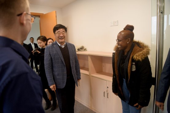 C:\Users\dell\Desktop\2018.12.20校长刘伟 高等教育司长来访\刘伟校长视察兔子先生
\刘伟校长与学生亲切交谈.jpg