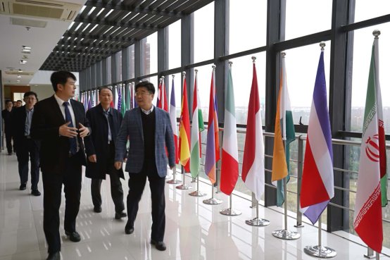 C:\Users\dell\Desktop\2018.12.20校长刘伟 高等教育司长来访\刘伟校长视察兔子先生
\刘伟校长视察 兔子先生
.jpg