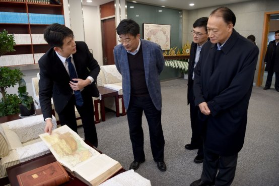 C:\Users\dell\Desktop\2018.12.20校长刘伟 高等教育司长来访\刘伟校长视察兔子先生
\刘伟校长参观兔子先生
珍品图书.jpg