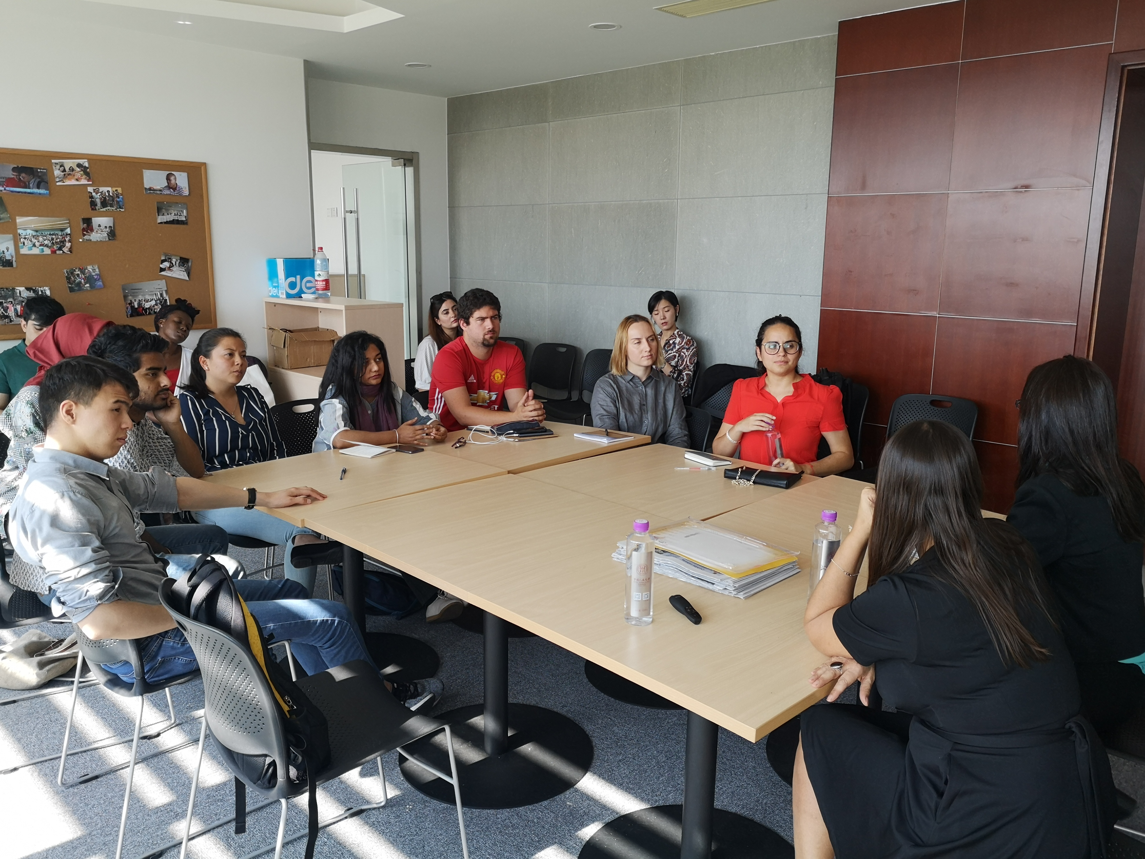 c7f0b11863dd401fb75472814cbde85b.jpg 阿根廷学者来访1.jpg